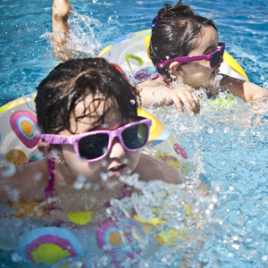 Lazer de crianças na piscina deve ser monitorado